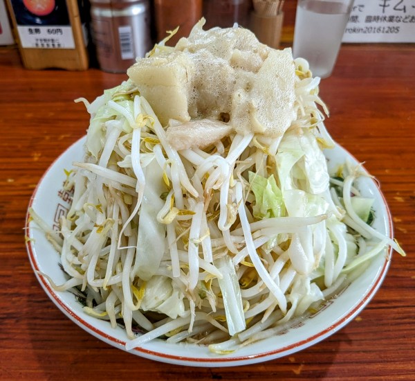「ラーメン(200g)ヤサイ増し増しアブラ増しカラメ」@らーめん じろきんの写真