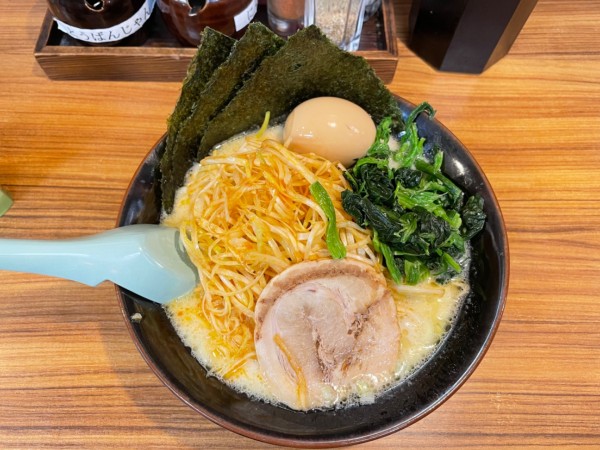 「ネギらーめん＋味玉、ほうれん草」@横浜家系ラーメン 壱角家 スカイツリー店の写真