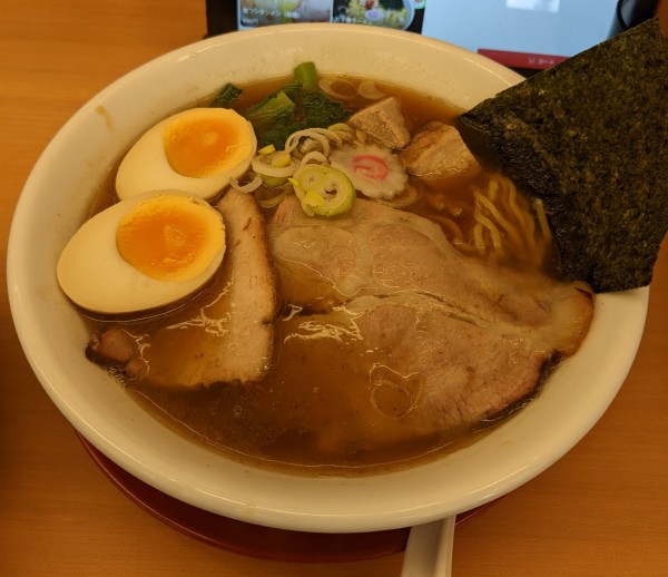 「醤油魚介らーめん + 味玉」@麺屋 なが盛の写真