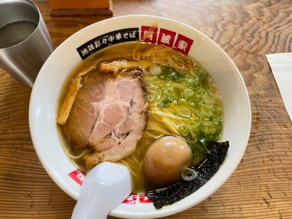 「塩ラーメン＋煮玉子」@中華そば 阿波家の写真