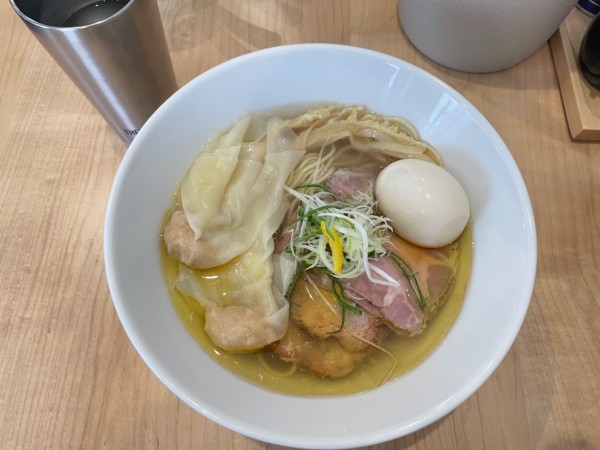 「淡麗 特製塩そば」@「七色の落書き」の写真