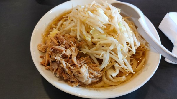 「ラーメン　中　野菜、ニンニク少なめ　脂普通」@麺とび六方の写真