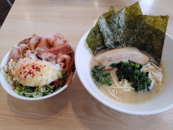 「豚骨醤油ラーメン、十二分屋丼」@近江熟成醤油ラーメン 十二分屋 八日市店の写真