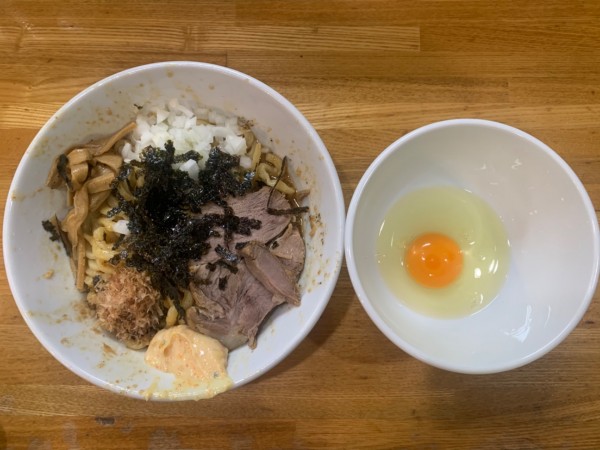 「あぶらそば大盛（背脂普通）プラス生卵」@中華そば136の写真