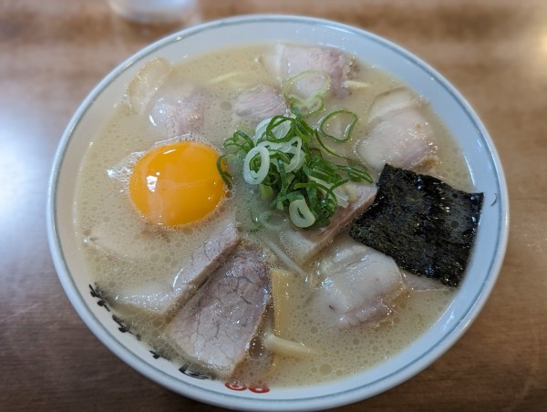 「肉入生卵入中華小」@岡本中華 小松島本店の写真