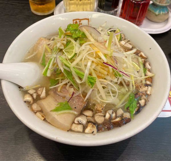 「[期間限定]すだちと炙り椎茸が香るさっぱり塩らーめん」@喜多方ラーメン 坂内 大塚店の写真