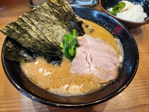 「ラーメン+ノリ ライス(無料)」@横浜家系ラーメン ひじり家の写真