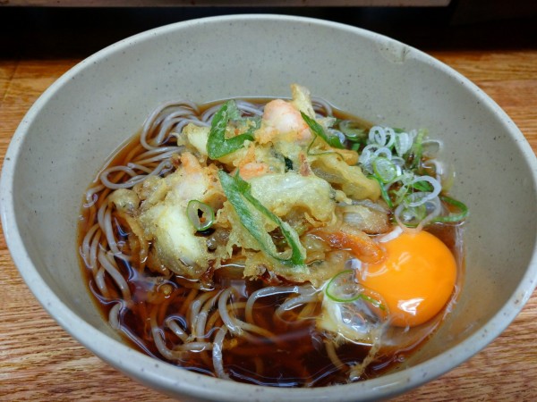 「海鮮かき揚げそば＋生卵（600円くらい）」@笠置そば 西荻窪店の写真