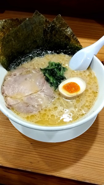「家系ラーメン900円」@博多三氣 姪浜大通り福重店の写真