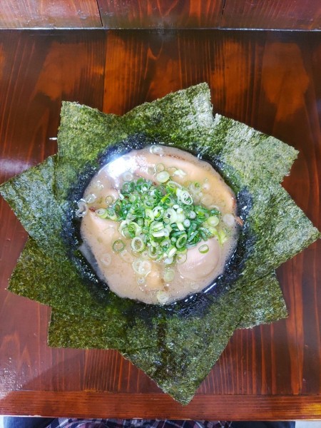 「横浜らーめん+チャーシュー+煮玉子+のり」@横浜家系 佐倉家の写真