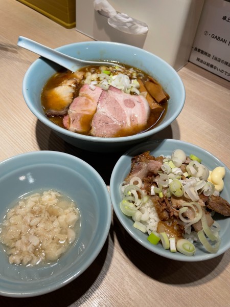 「MIXチャーシュー麺(醤油)+豚めし+背脂」@まるえ中華そばの写真