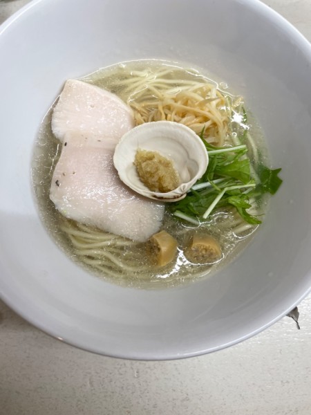 「白(塩) ラーメン」@マグロ卸のマグロ丼とラーメンの店 ウミノイロの写真