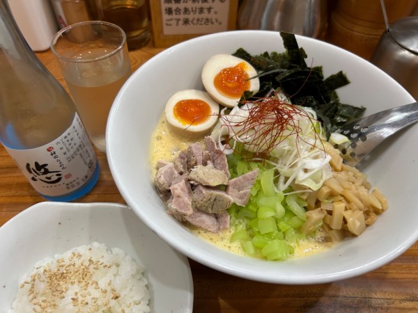 「納豆まぜそば(冷、平打ち麺)1020円+味玉+日本酒」@神田らぁめん 悠の写真