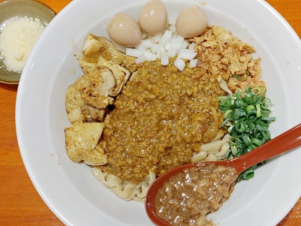 「カレーまぜそば（大盛）＋味うずら」@長男、おかわしゅんの写真