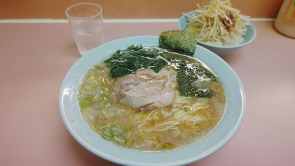 「（サービスデー)ラーメン＆ネギライス７００円（1、１）」@ラーメンショップ椿 新奥多摩街道店の写真