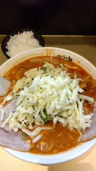「激辛みそラーメン+チーズ+無料半ライス」@超ごってり麺 ごっつ 津田沼店の写真