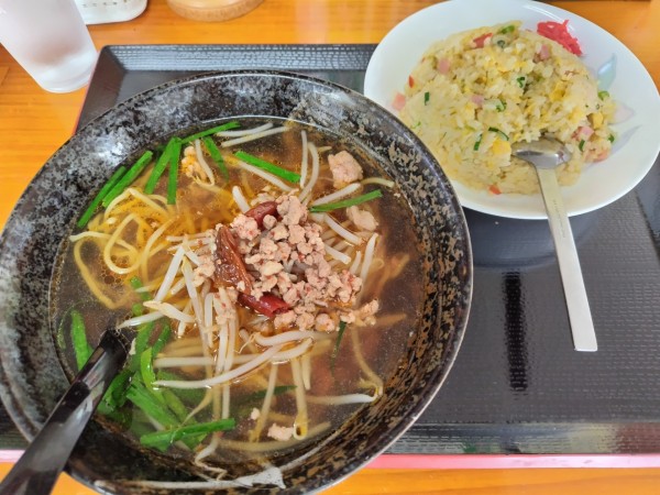 「ラーメンセット　（台湾ラーメン＋炒飯）」@台湾料理 龍鳳楼の写真