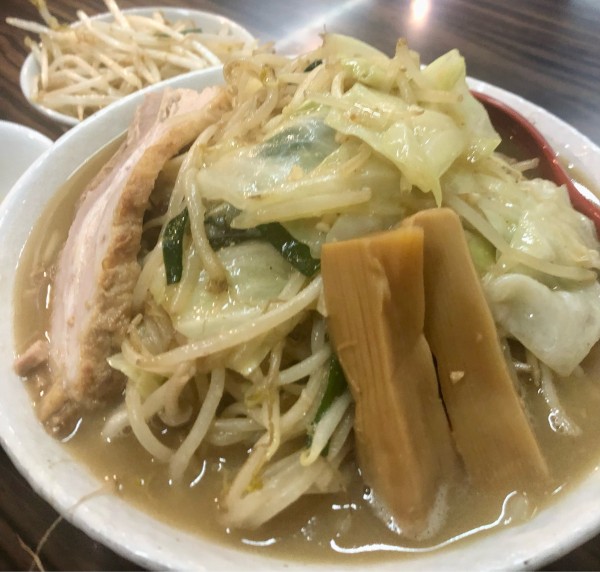 「野菜モリモリ味噌ラーメン 生卵 特盛 1050+50+150円」@味噌麺処 花道庵の写真