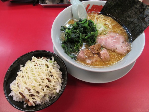 「特製味噌ラーメン（８１０円）＋ほうれん草＋ネギマヨチャー丼」@ラーメン山岡家 牛久店の写真