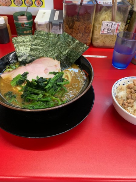 「ラーメン中盛り800円+180円、チャーシューまぶし小100」@王道家直伝 との丸家 八潮店の写真