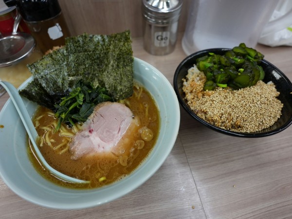 「ラーメン 並 麺硬め+油多め+サービスライス」@横浜ラーメン 武蔵家 白山店の写真