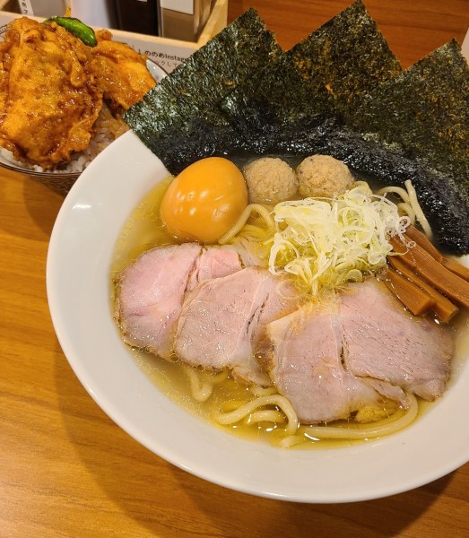 「全部のせ塩ラーメン(燻製たまご)+鶏天丼」@しののめヌードルの写真