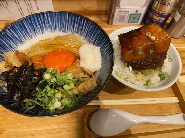 「冷やし肉卵かけ麺+角煮トロ飯 1100+400」@ハちゃんラーメンの写真
