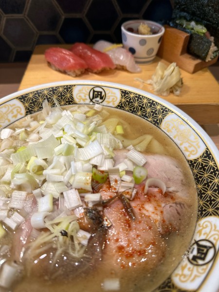 「すごい煮干しらーめん塩＋寿司1600＋駒ネギ100円」@すごい煮干ラーメン野毛 すし 釣りきんの写真
