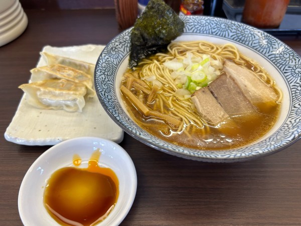 「煮干しらぁめん780円、餃子（3個）250円」@らぁめん でんかの写真