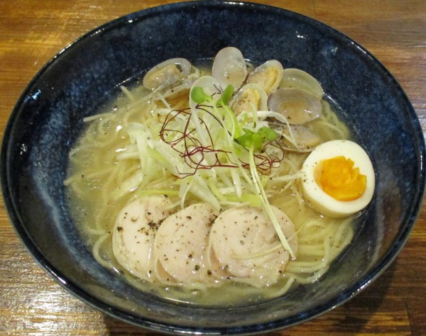 「アサリ香る黄金の塩ラーメン　880円」@自家製熟成麺 吉岡 田端店の写真