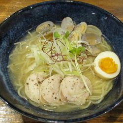 アサリ香る黄金の塩ラーメン　880円