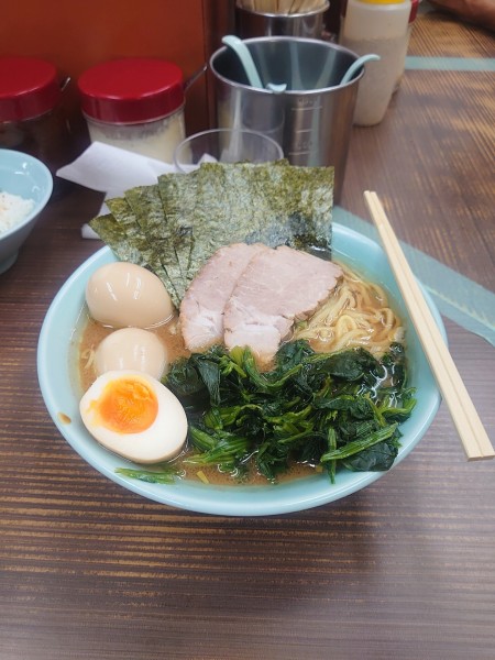 「特製ラ〜メン中、ほうれん草、味玉」@横浜家系らーめん 武蔵家 川口店の写真