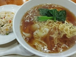 「日替サービス ワンタンメン＋半炒飯(900)」@慶錦閣 青物横丁店の写真