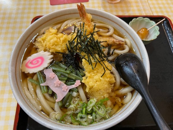 「天ぷらうどん（大盛）」@和食のじょうやま ベルシャイン伊那店の写真