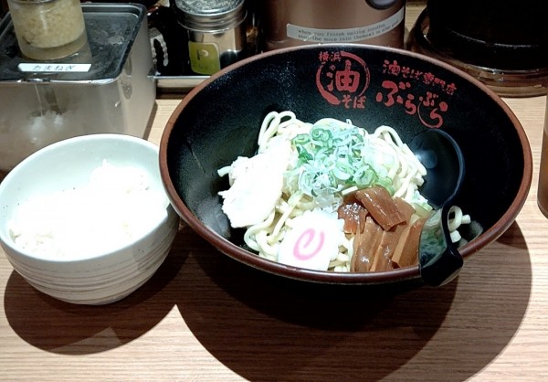 「油そば800円 小ライス100円」@油そば専門店 ぶらぶら 新宿店の写真