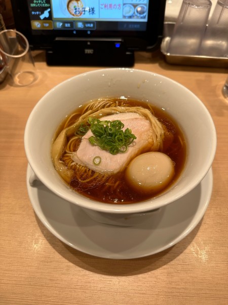 「味玉醤油らぁ麺」@らぁ麺 はやし田 国立店の写真
