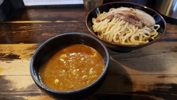 「魚介辛つけ麺(中)＋チャーシュー」@つけめん屋 赤羽京介の写真