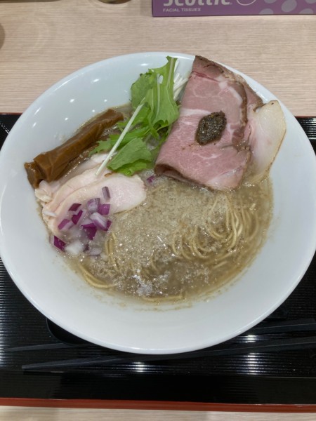 「背脂濃厚煮干しそば」@らーめん つけ麺 けのひの写真