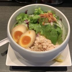 蔭山樓名物「味玉鶏白湯麺塩そば」(980円)