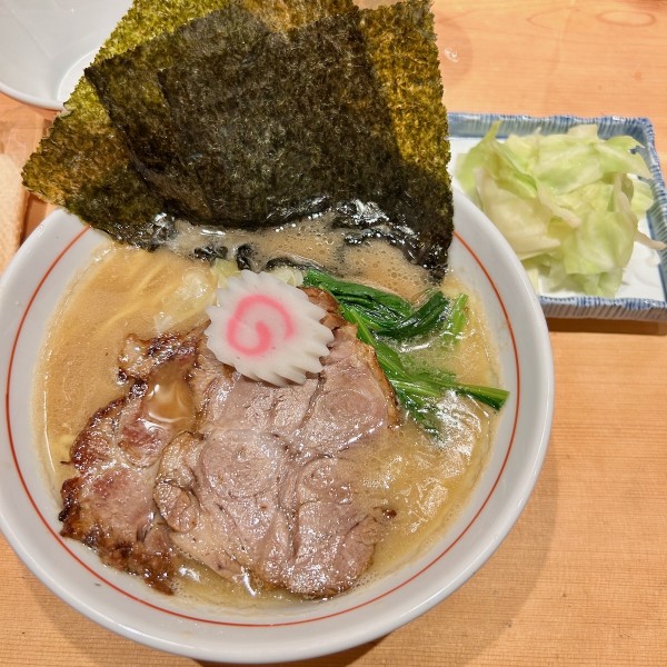 黒豚豚骨醤油ラーメン（1300円）＋茹でキャベツ（150円）