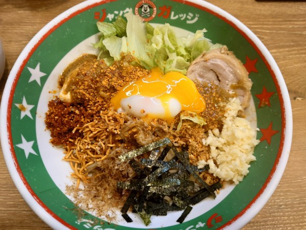 「パワフル冷やしまぜそば＋温玉」@ジャンクガレッジ 太田店の写真