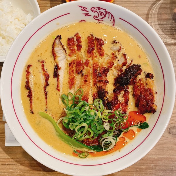 「ロース担々麺＋味玉＋ライス（サービス）」@ピリリの虎 曳舟店の写真