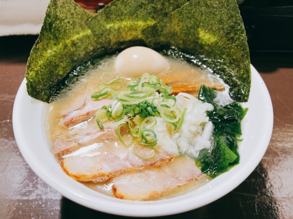 「特製琥珀塩ラーメン」@中華そば 弥栄の写真