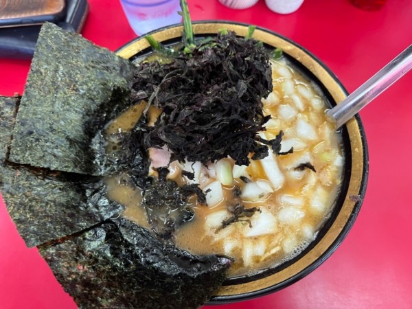 「豚骨しょうゆラーメン850＋きざみ玉ねぎ100＋岩のり150」@家系ラーメン 王道 いしいの写真
