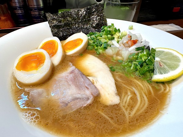 「鯛白湯らーめん+味玉」@らーめん 鞍の写真