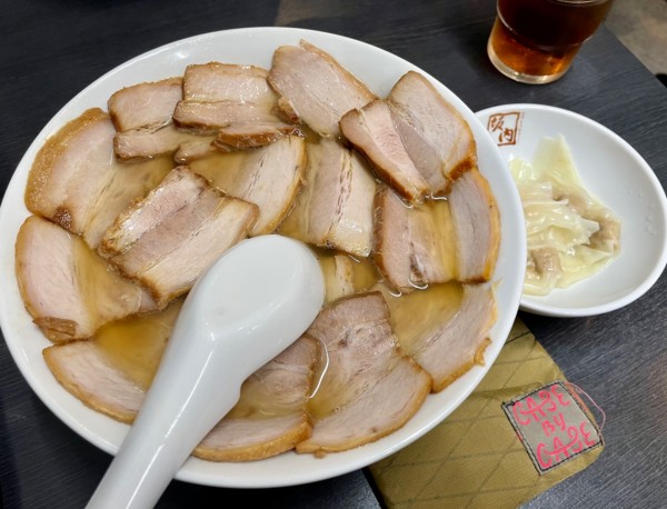 「メガ盛り焼豚ラーメン＋ワンタン」@喜多方ラーメン 坂内 練馬店の写真