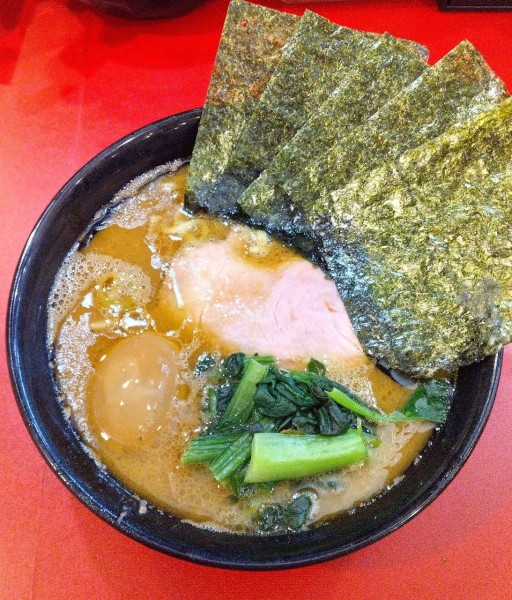 「ラーメン並 800円＋味玉 100円」@杉田家 千葉駅前店の写真