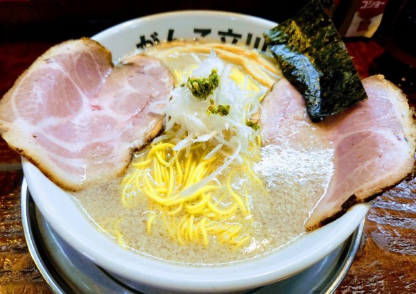 「レア黒豚背脂ラーメン塩」@元祖一条流がんこラーメン たま館分店の写真