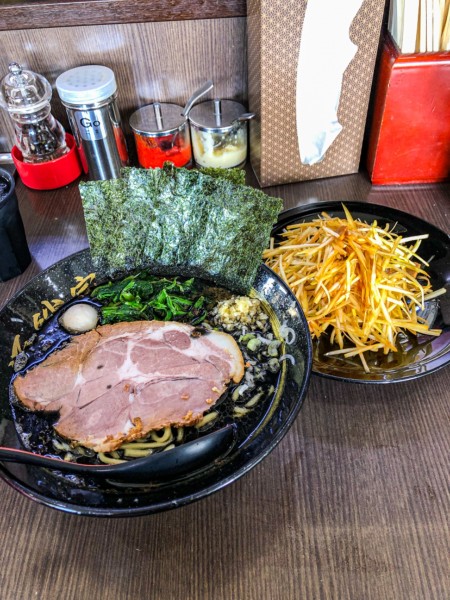 「マー油並盛+山盛ネギ+粗挽きニンニク」@横浜家系ラーメン 源絆家の写真