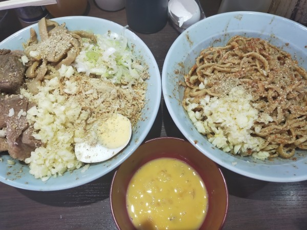 「激辛汁なし担々風・大盛600・生卵（にんにく）」@ラーメン富士丸  西早稲田店の写真